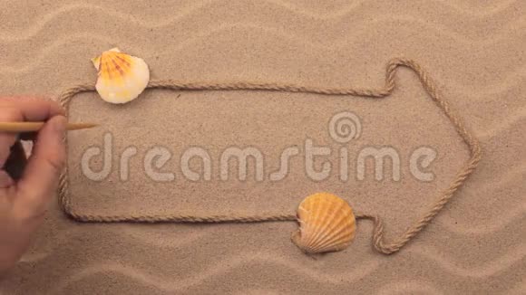 桑给巴尔的铭文用手写在沙子上用绳子做成的指针视频的预览图