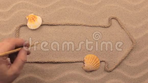 利马铭文用手写在沙子上用绳子做成的指针视频的预览图
