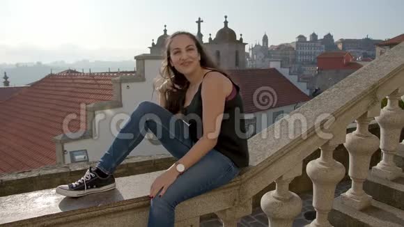 葡萄牙波尔图市可爱的女孩视频的预览图