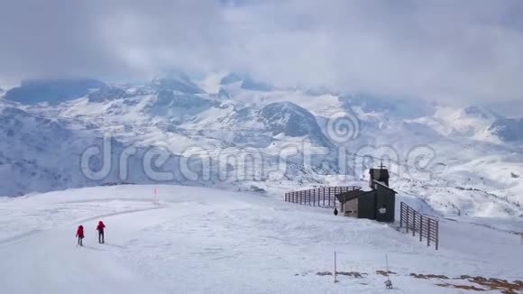 奥地利奥贝特拉恩克里本斯坦山上的雪鞋视频的预览图