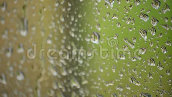 下雨的时候雨点从一个房间的玻璃窗滑落下来视频的预览图