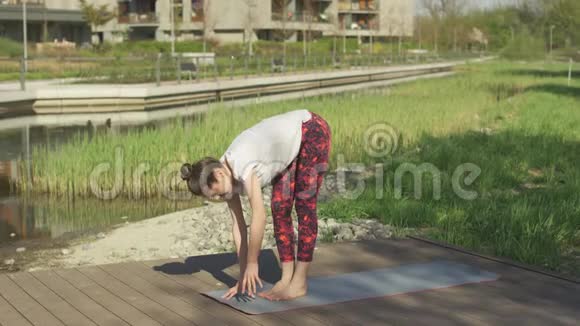 在公园做瑜伽的年轻女人视频的预览图