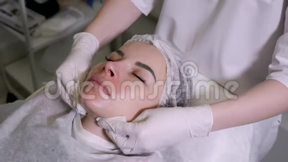 医生美容师从皮肤中取出液体视频的预览图