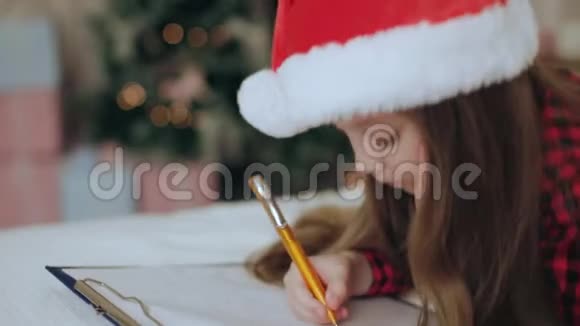 小女孩给圣诞老人写信视频的预览图