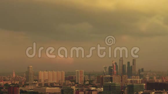 时光流逝拍摄近景商业区与大都会摩天大楼视频的预览图