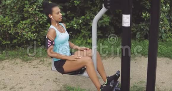 街头健身房的女运动员视频的预览图