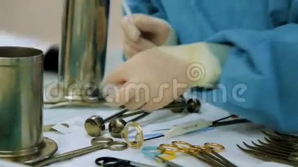 外科医生助理为外科手术准备工具视频的预览图