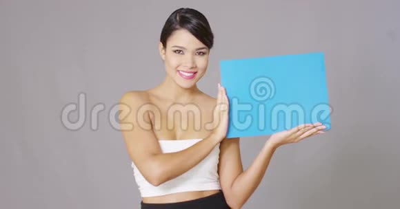 幸福的女人手里拿着蓝牌视频的预览图