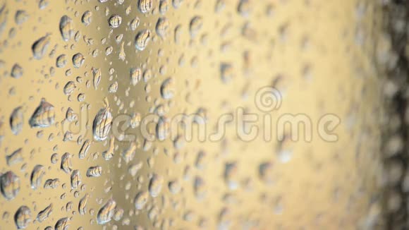 雨滴在下雨的时候气泡在房间的窗户玻璃滑落视频的预览图
