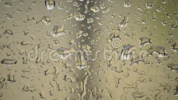 雨滴在下雨的时候从窗户玻璃滑落下来视频的预览图