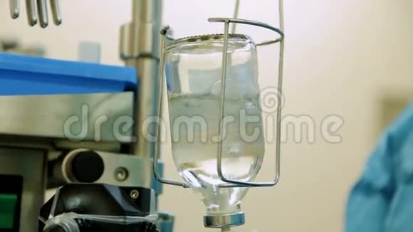 医院输液点滴玻璃瓶视频的预览图