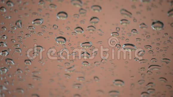 下雨的时候雨滴在房间的窗户玻璃滑落视频的预览图