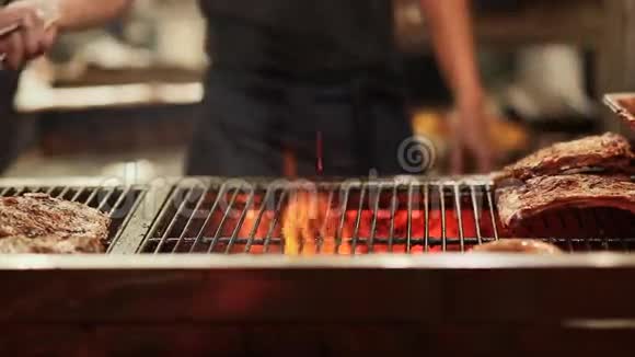从肋骨上煎出什什串的过程在明火上做饭视频的预览图