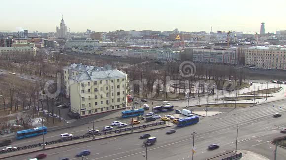 莫斯科风景市中心白天的车流量上点视频的预览图