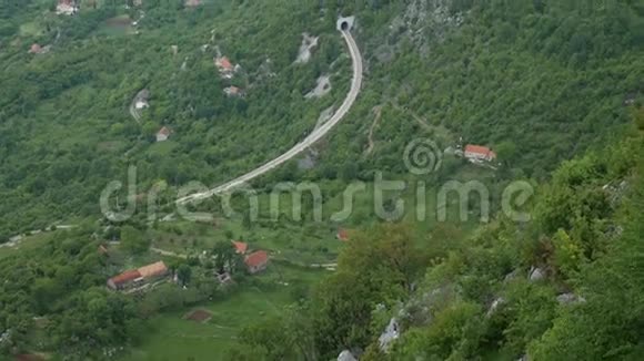 山里的铁路隧道黑山铁路视频的预览图