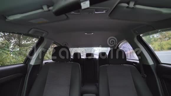 一对年轻夫妇坐在车里喝咖啡说话4K视频的预览图