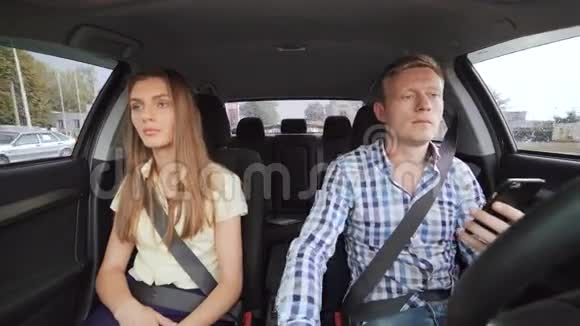 年轻有趣的夫妇在车里自拍4K视频的预览图