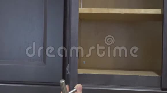 厨房橱柜安装门把手视频的预览图