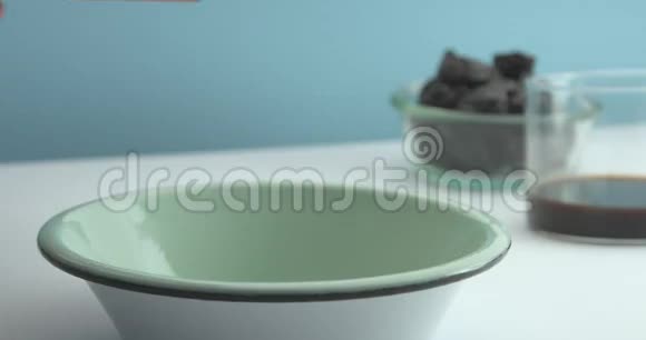 玉米片在碗中缓慢地落下早餐主题片段视频的预览图