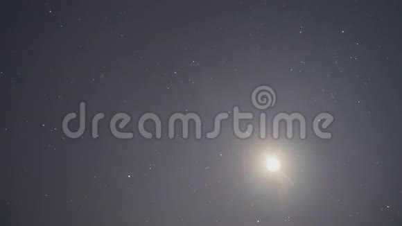 美丽的夜空星星时光流逝月亮视频的预览图