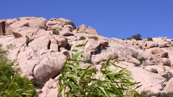 蓝天背景下的岩石形成视频的预览图