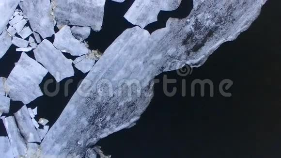 4K空中飞行摄像机拍摄了一条冰封的河流视频的预览图