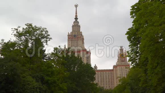 从莫斯科国立大学大楼的树木后面看视频的预览图