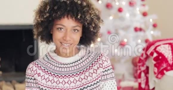 可爱的年轻女性圣诞冬季时尚视频的预览图