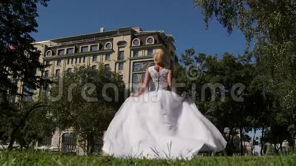 新娘在婚礼当天在公园跳舞那个穿着白色连衣裙的女孩坐火车穿过公园视频的预览图