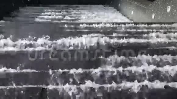 水从楼梯上流下来视频的预览图
