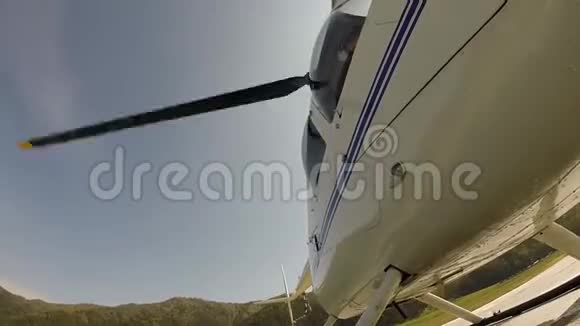 直升机起飞小型轻型航空螺旋桨叶片的底部视图视频的预览图