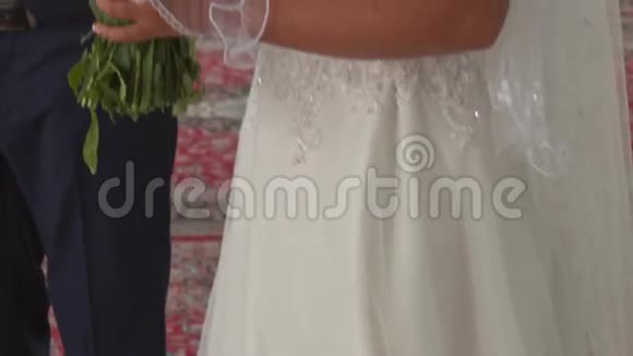 白色蕾丝礼服中的新娘面纱微笑视频的预览图