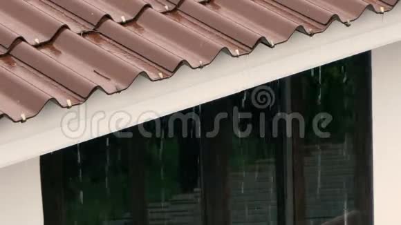 雨滴从瓷砖屋顶落下视频的预览图