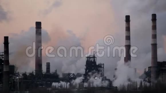 城市工业区工厂的吸烟烟囱视频的预览图