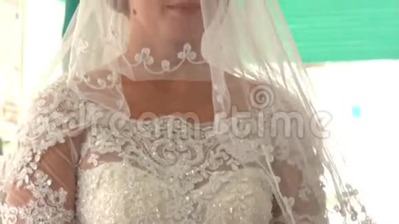 面纱下白色花边礼服中的白种人新娘视频的预览图