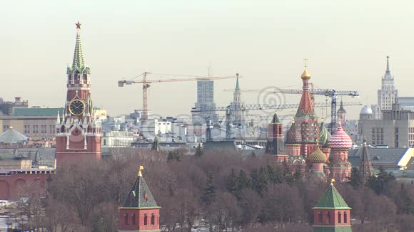 莫斯科克里姆林宫和建筑起重机在缩短视频的预览图