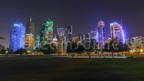 多哈的天际线由夜晚和星空从公园时间推移超移卡塔尔视频的预览图