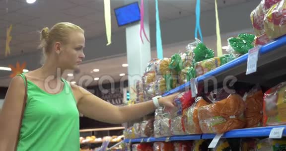 女人在超市买面包视频的预览图