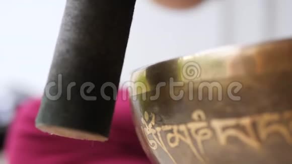 男子演奏传统藏青铜唱碗瑜伽冥想禅修与平静的声音良好的能量视频的预览图