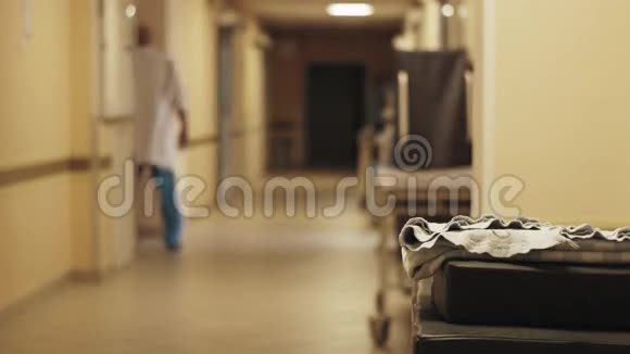 妇产医院观景走廊穿着医疗制服的护士和医生产妇之家人民视频的预览图