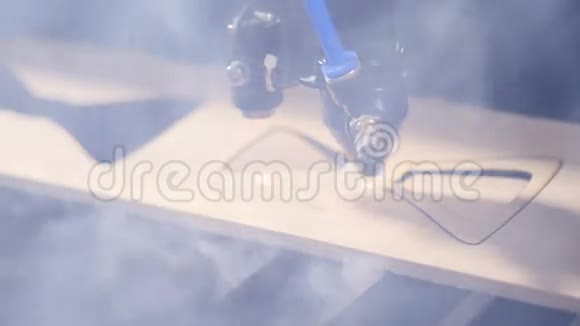 特写镜头高精度工业机器人激光切割机零件视频的预览图
