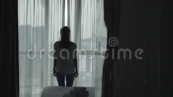 女人揭开窗帘视频的预览图