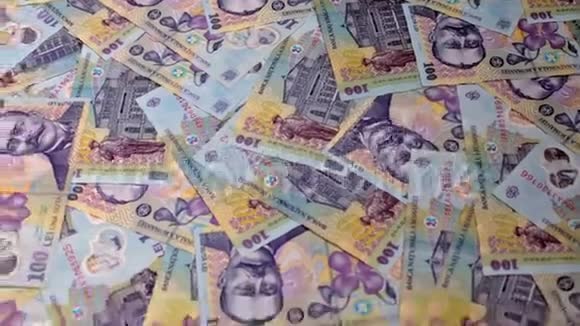 滑过罗马尼亚货币一百列伊钞票层视频的预览图