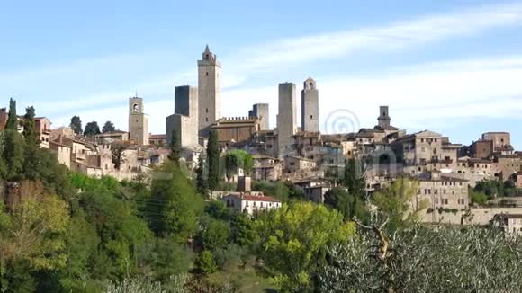 圣吉米尼亚诺中世纪小镇全景阳光明媚的九月早晨意大利视频的预览图