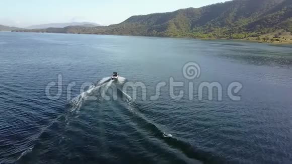 美丽的4k空中无人驾驶飞机在热带海洋天际线上的人水上滑雪附加摩托艇视频的预览图