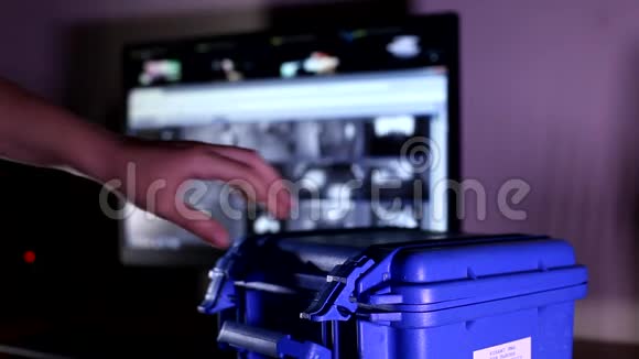 男性手打开小蓝高安全级别防弹箱带摄像机背景取出技术装置视频的预览图