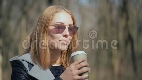 年轻的高加索女人喝外卖咖啡视频的预览图
