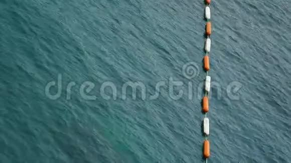海上的浮标限制和救援浮标视频的预览图