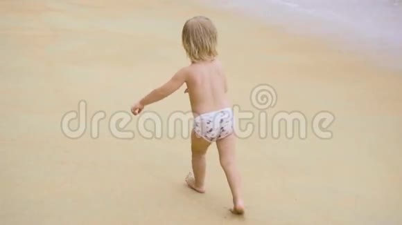 小可爱的女孩在沙滩上奔跑视频的预览图