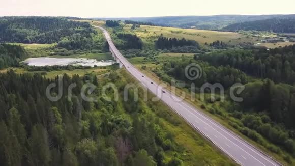 通过森林景观俯瞰山路剪辑山道和行车的美丽景观视频的预览图